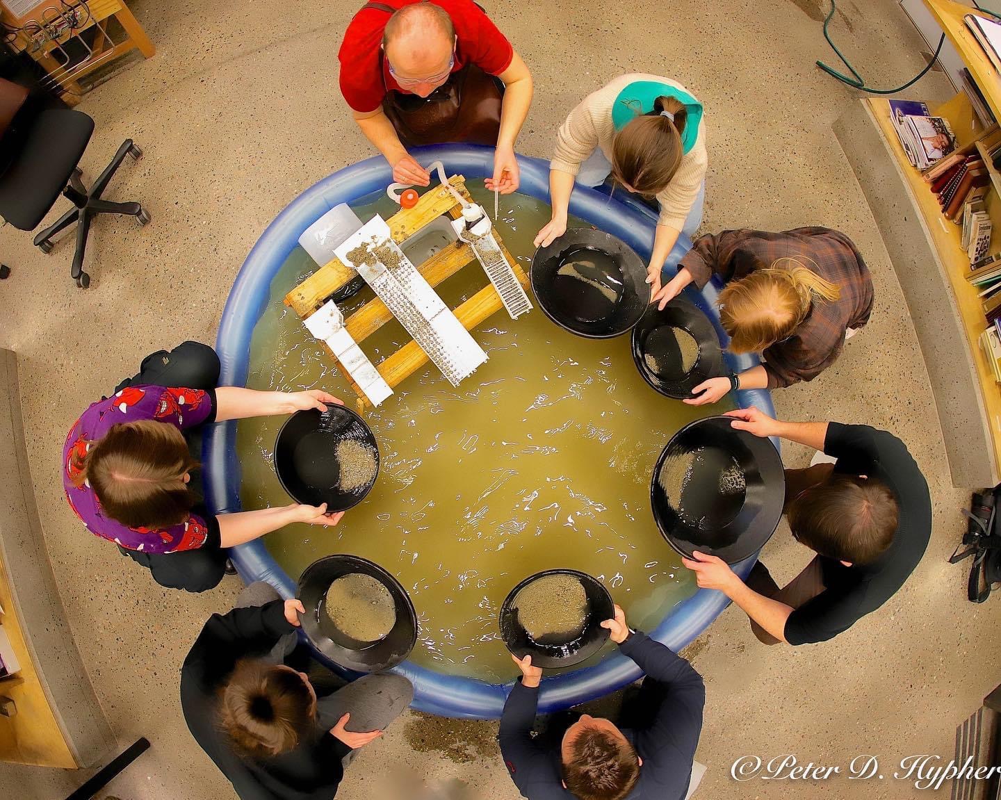 elever og lærer med gullgraving