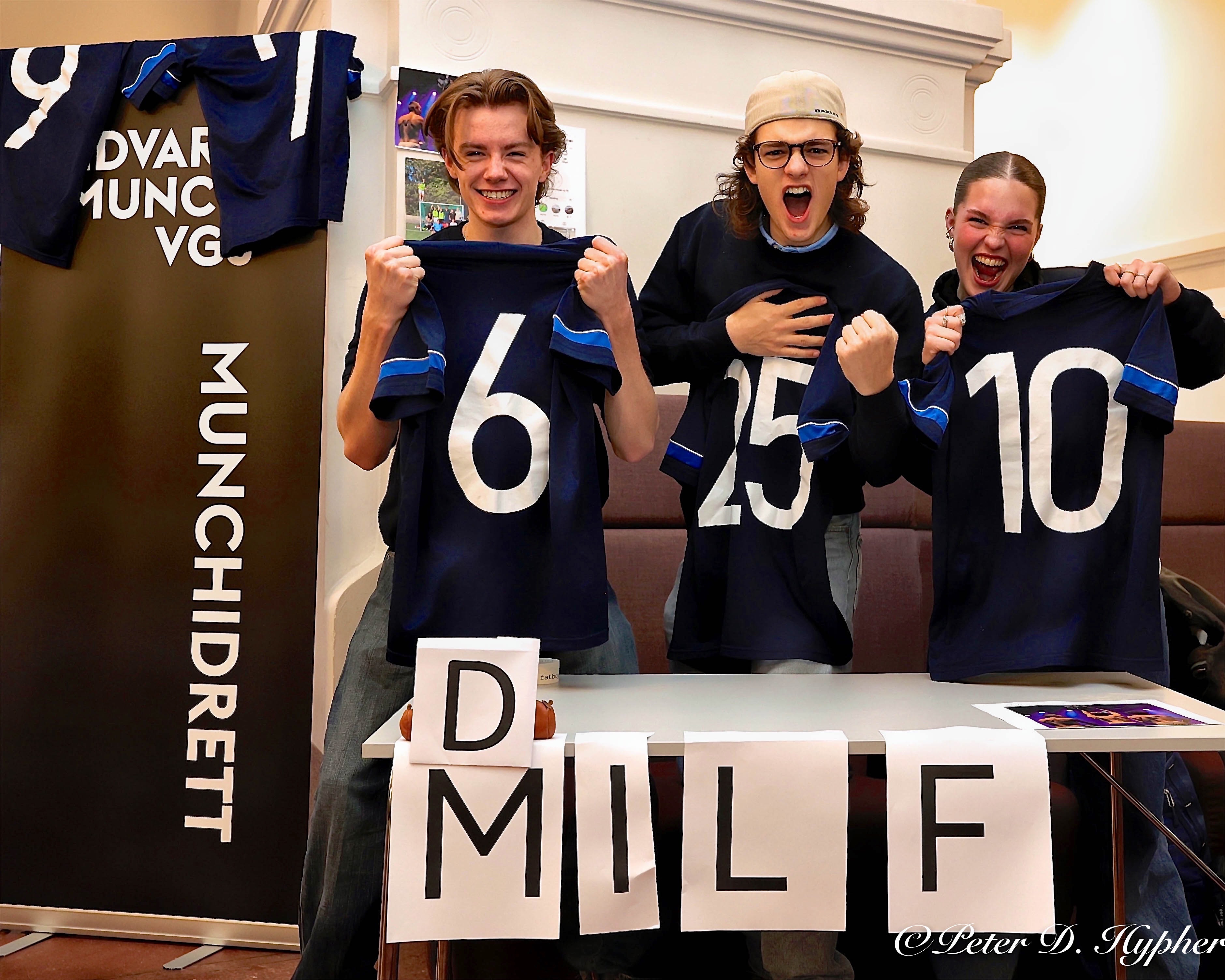 en gruppe mennesker som holder opp armene