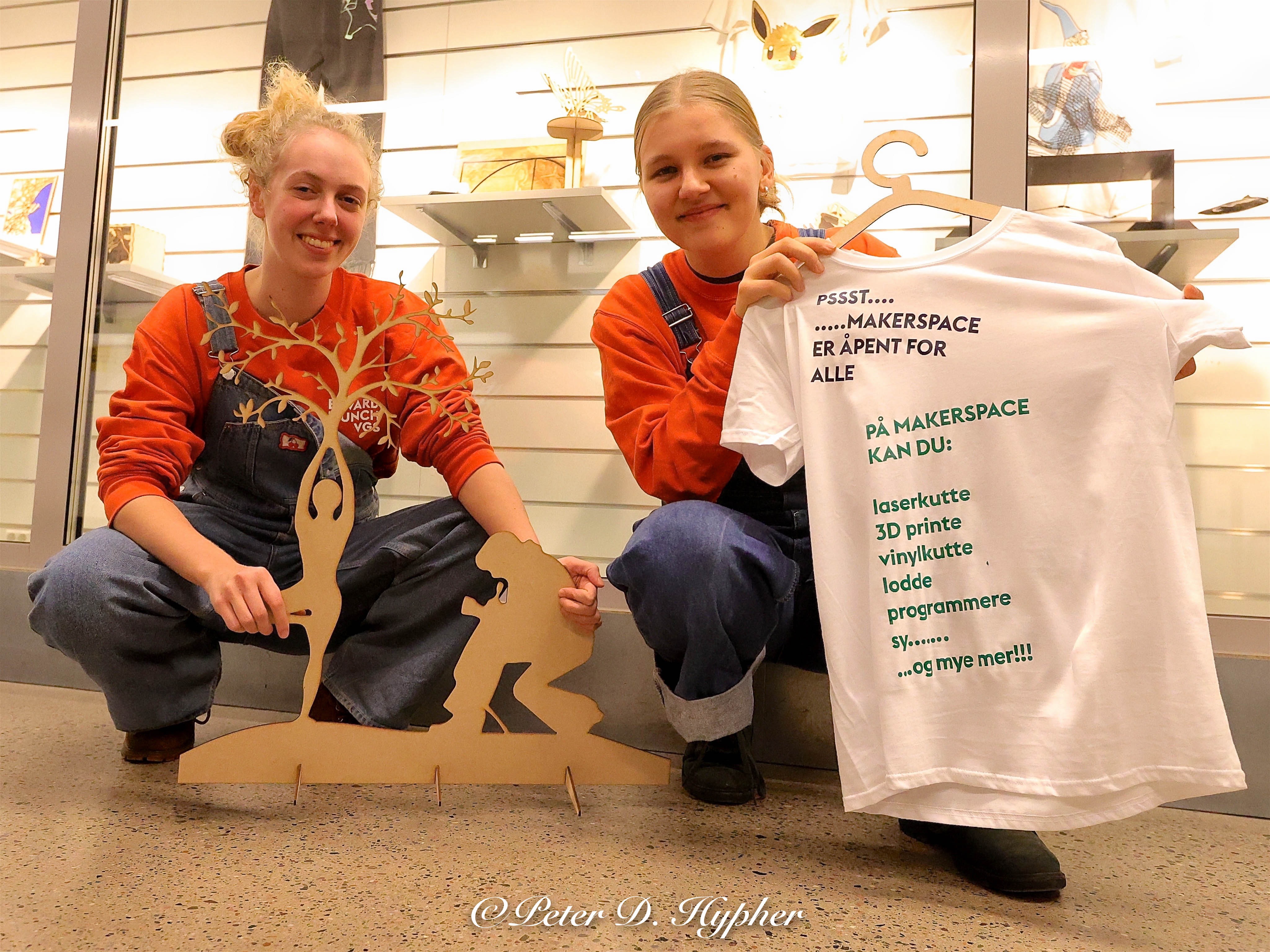 et par personr som holder poser