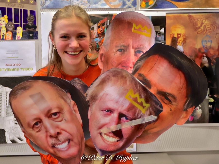 en gruppe mennesker som poserer for kameraet