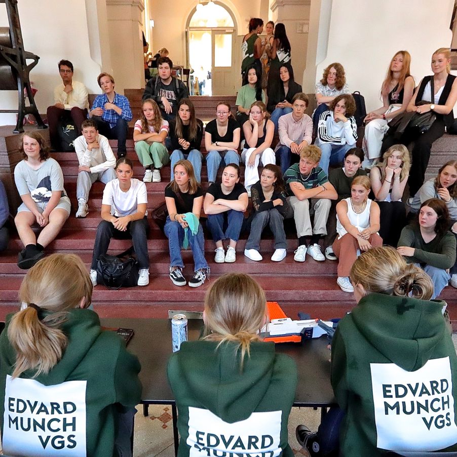 en gruppe mennesker som sitter i et rom