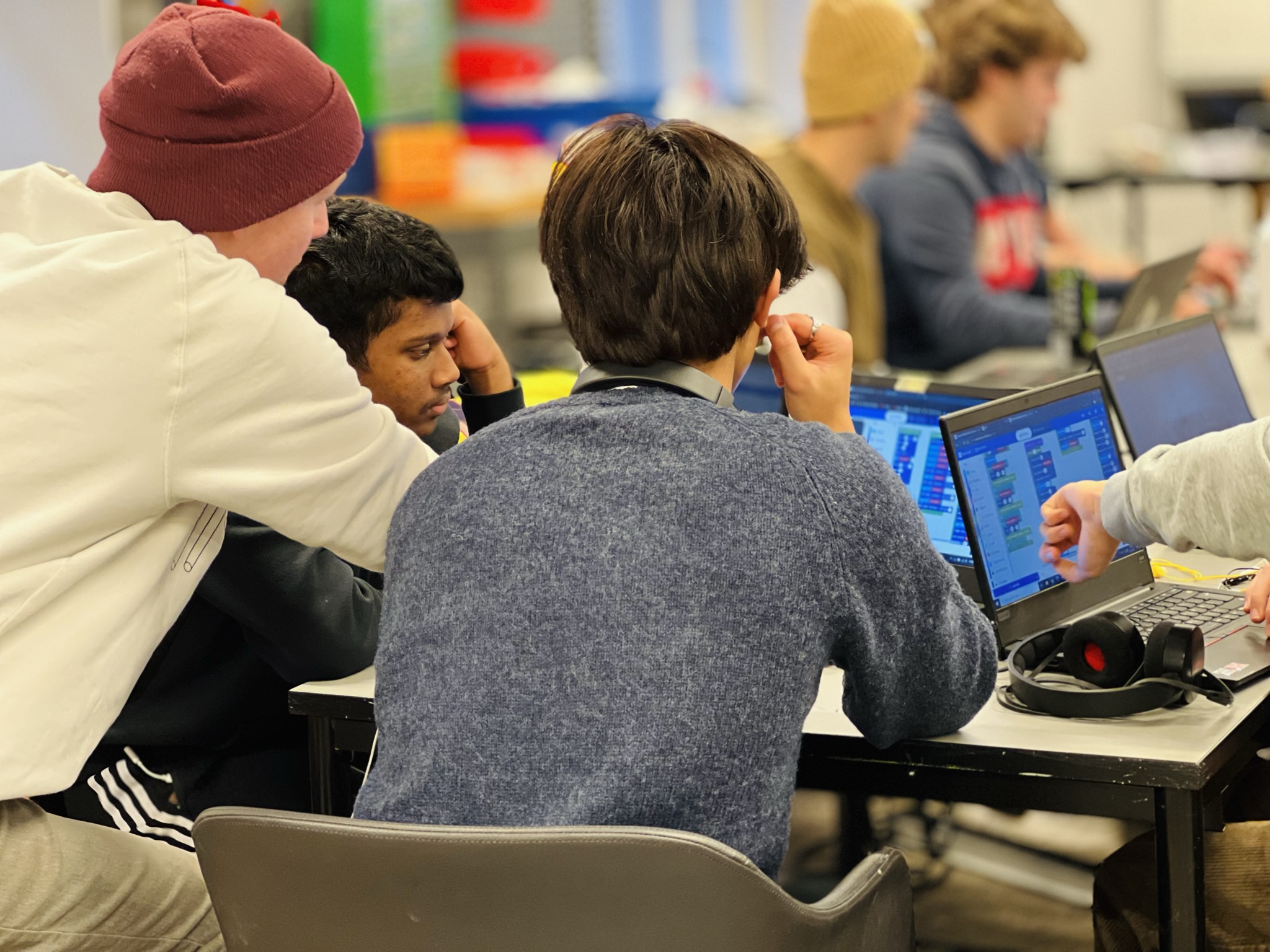 En gruppe mennesker som jobber på datamaskiner