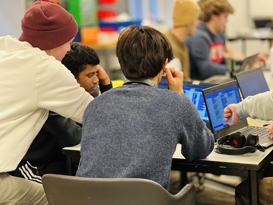 En gruppe mennesker som jobber på datamaskiner