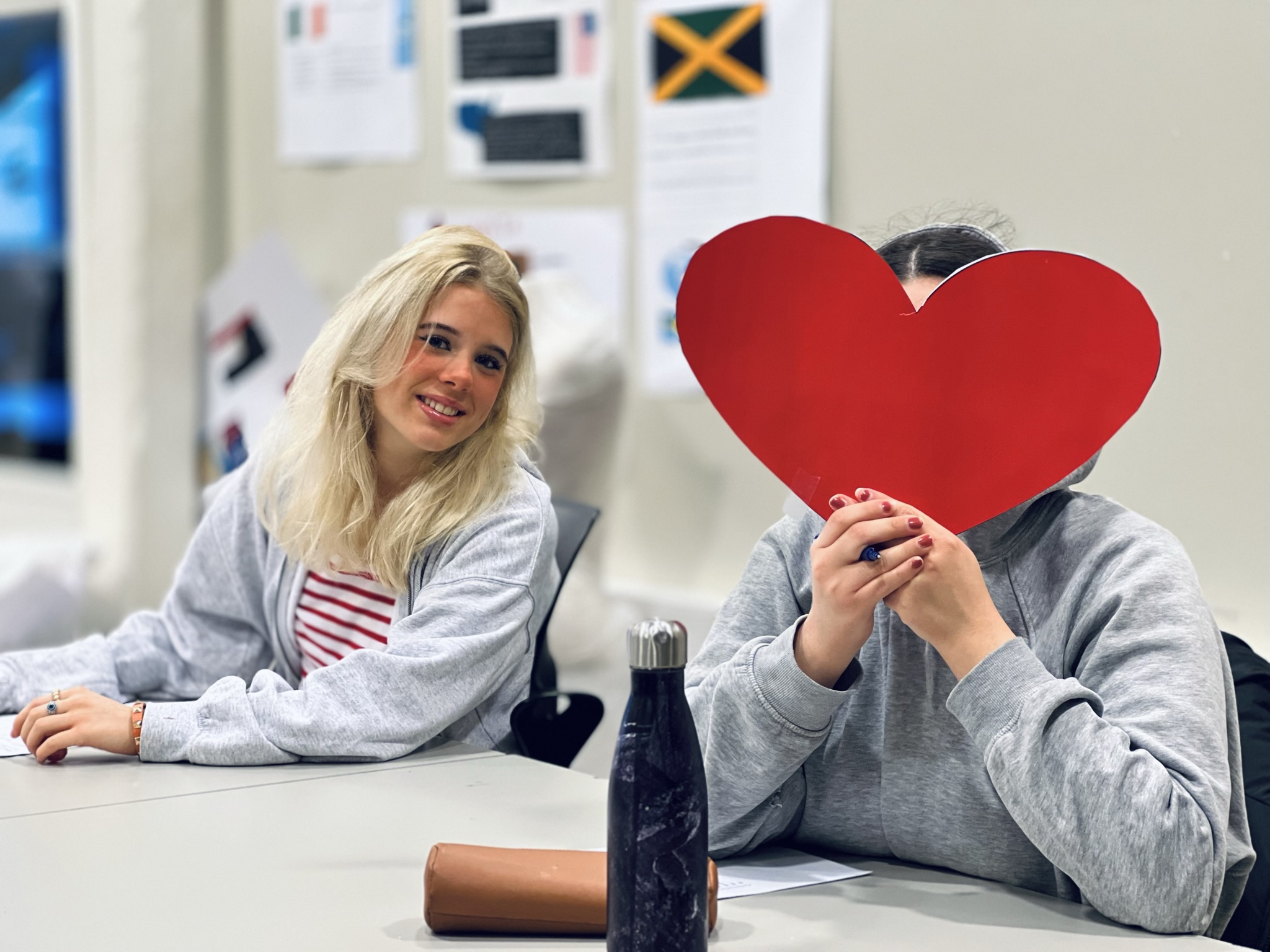 en person som holder et rødt hjerte