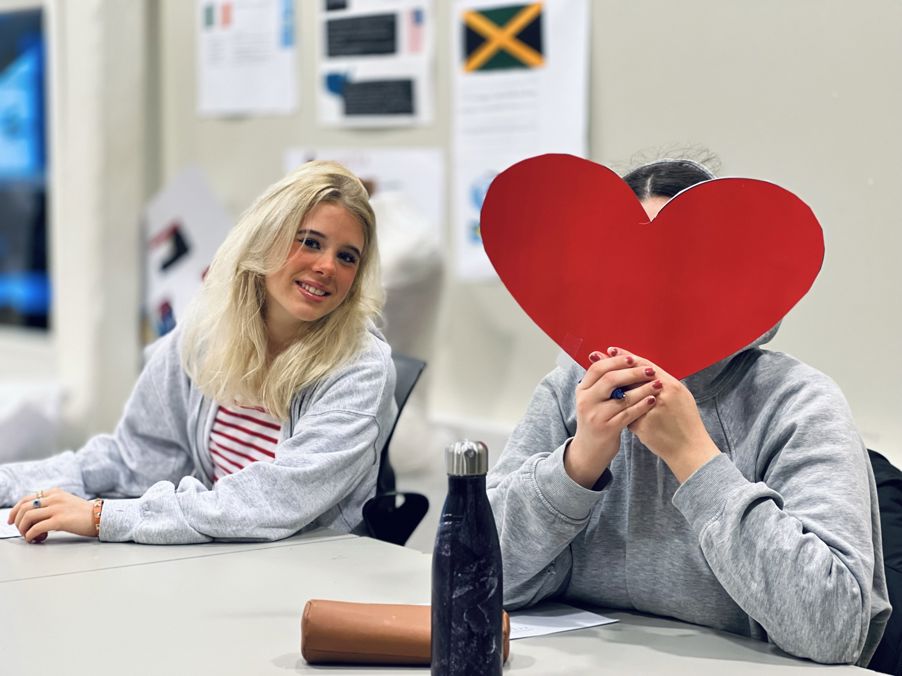 en person som holder et rødt hjerte