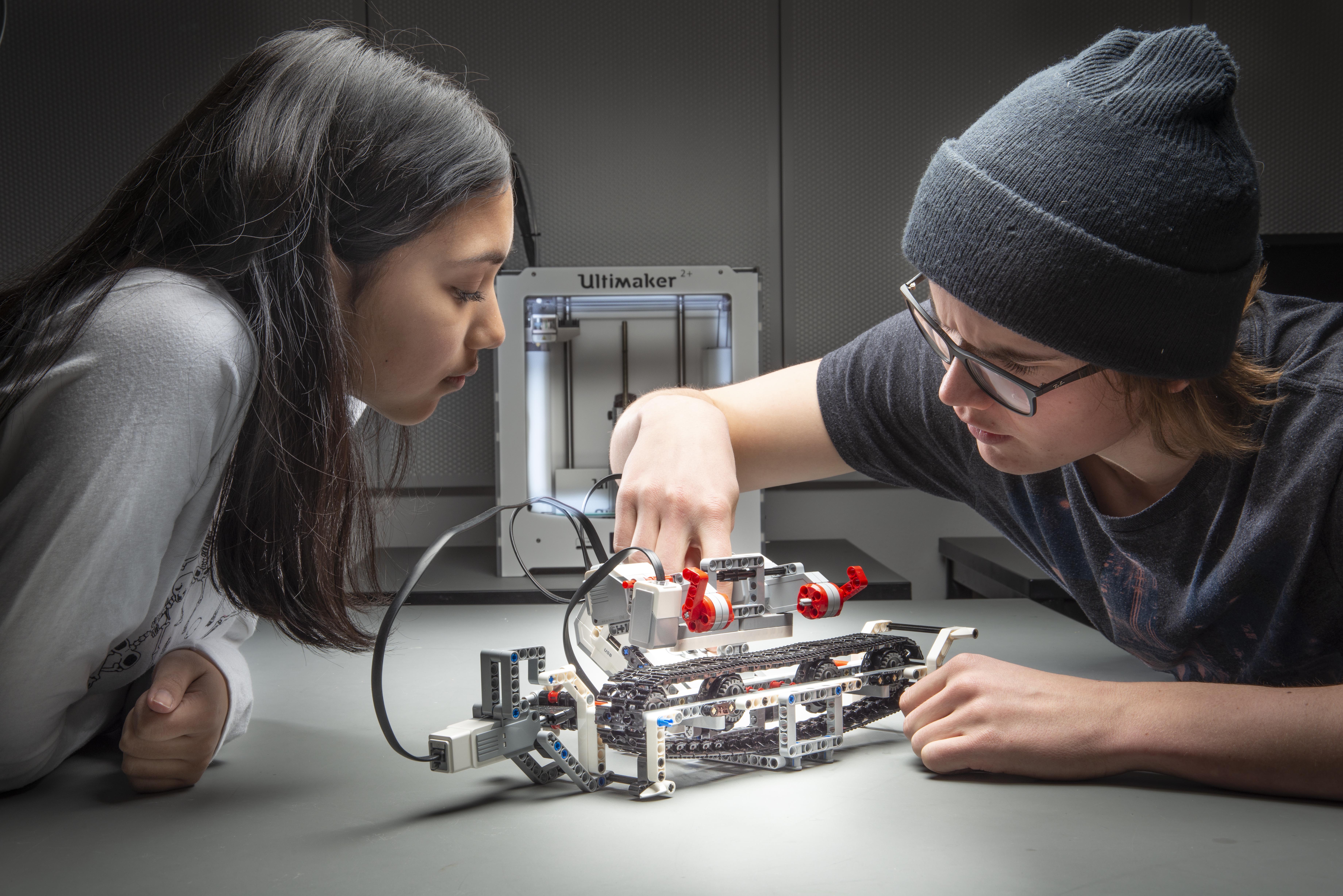 en person og person som ser på et kretskort