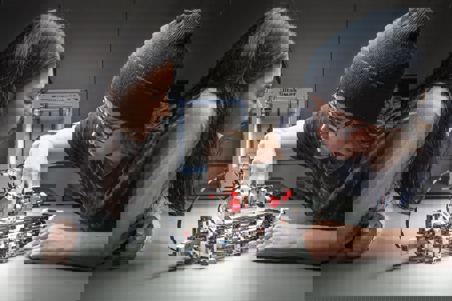 en person og person som ser på et kretskort