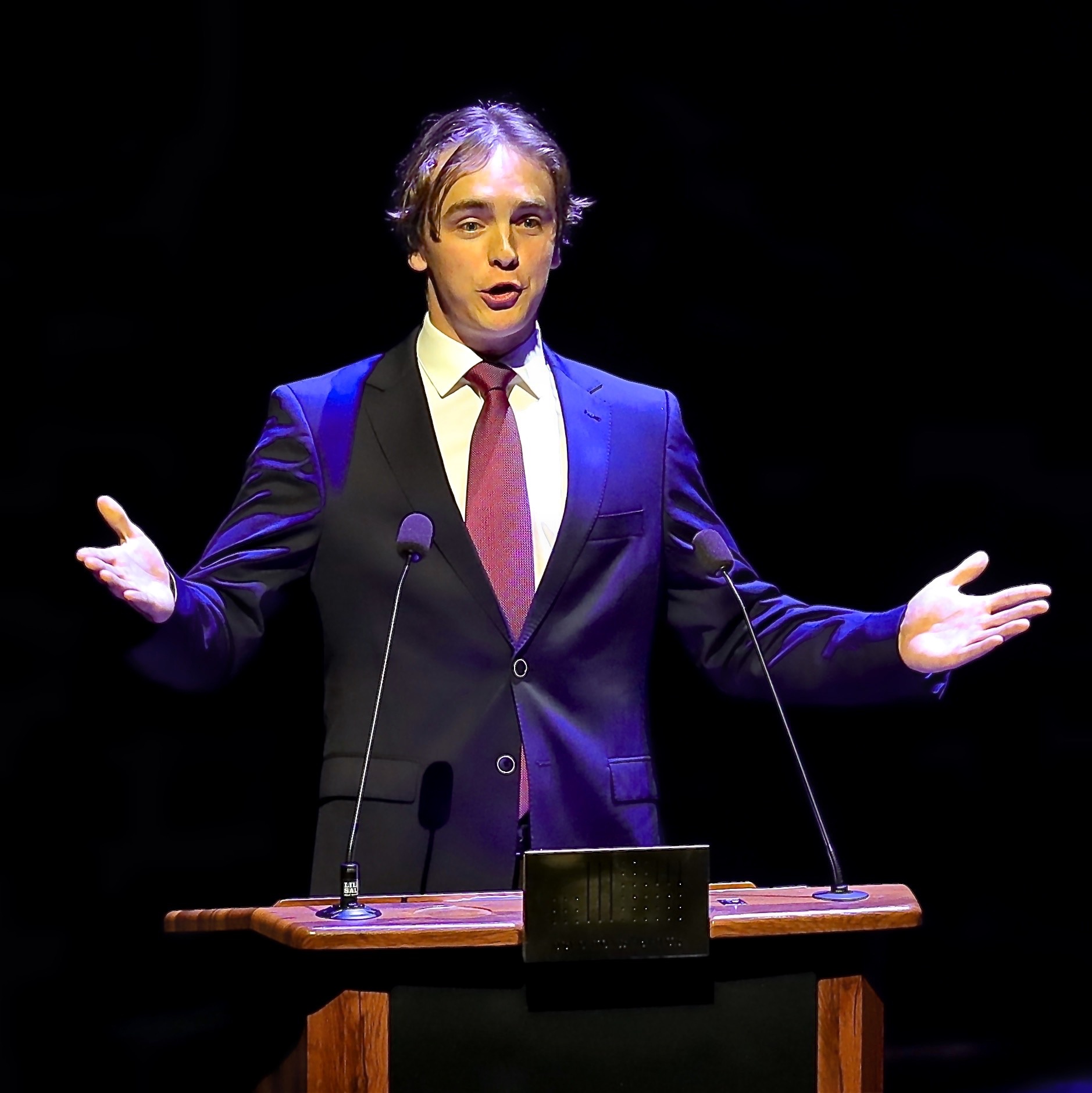 en person i dress og slips