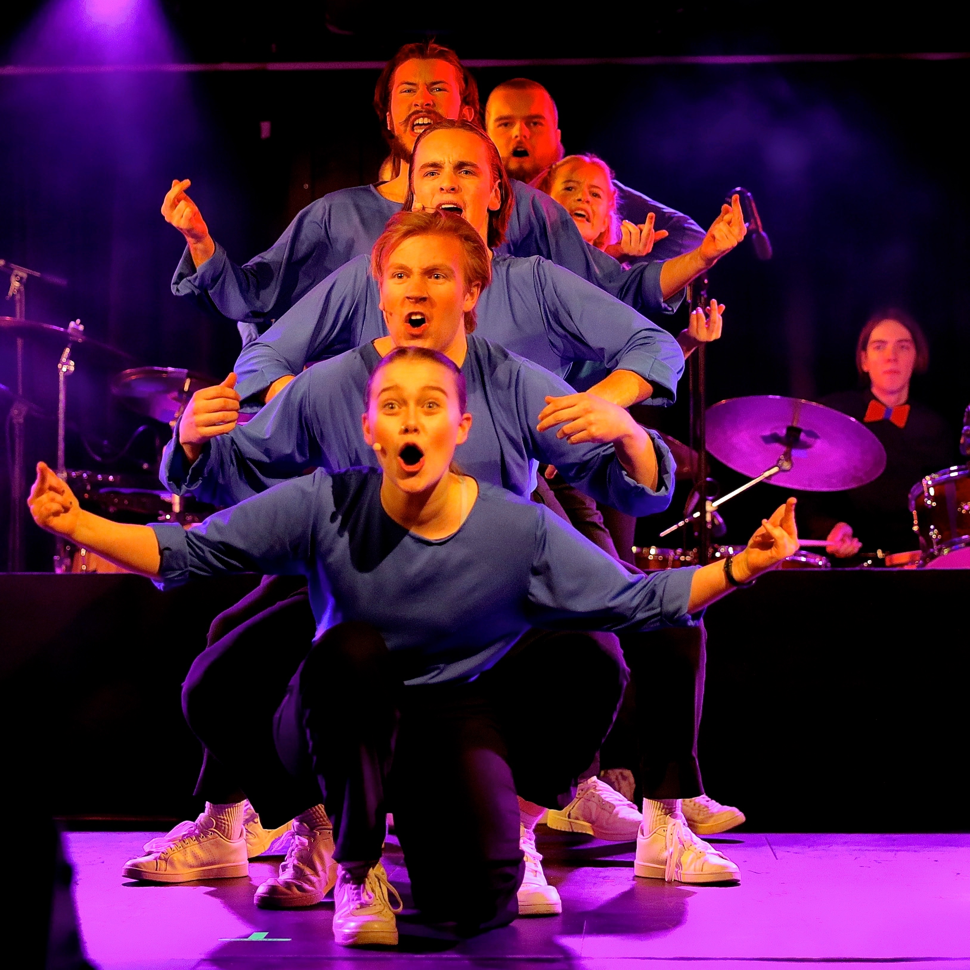 en gruppe mennesker på en scene