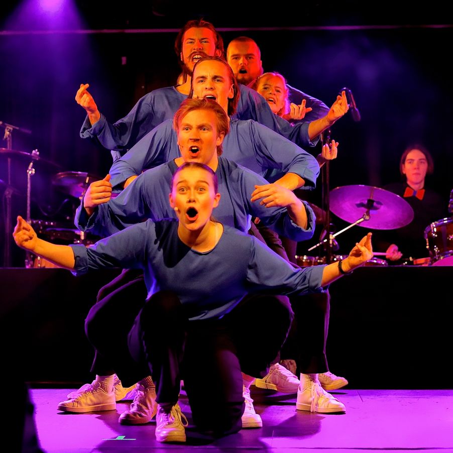 en gruppe mennesker på en scene