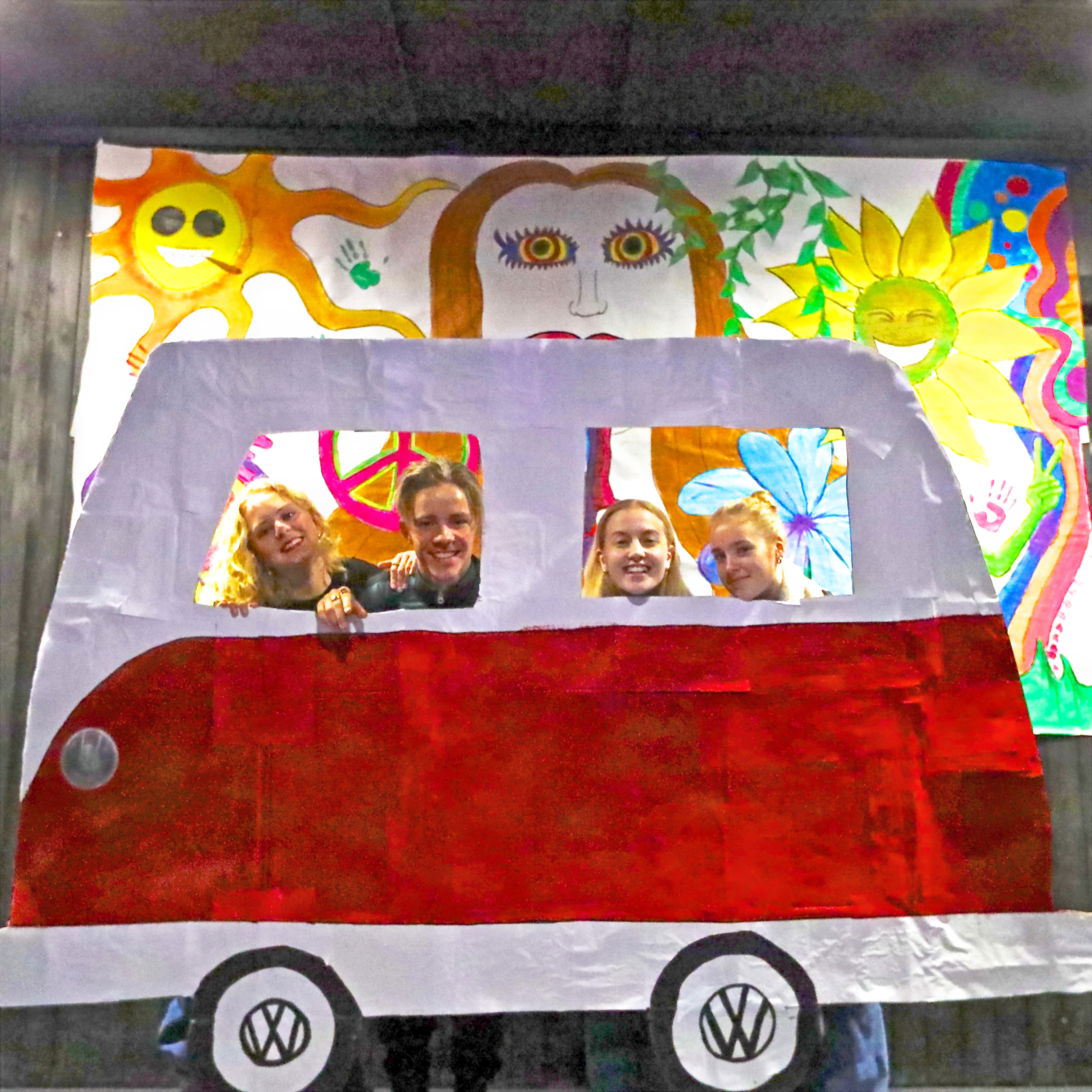 En gruppe barn i en rød og gul buss