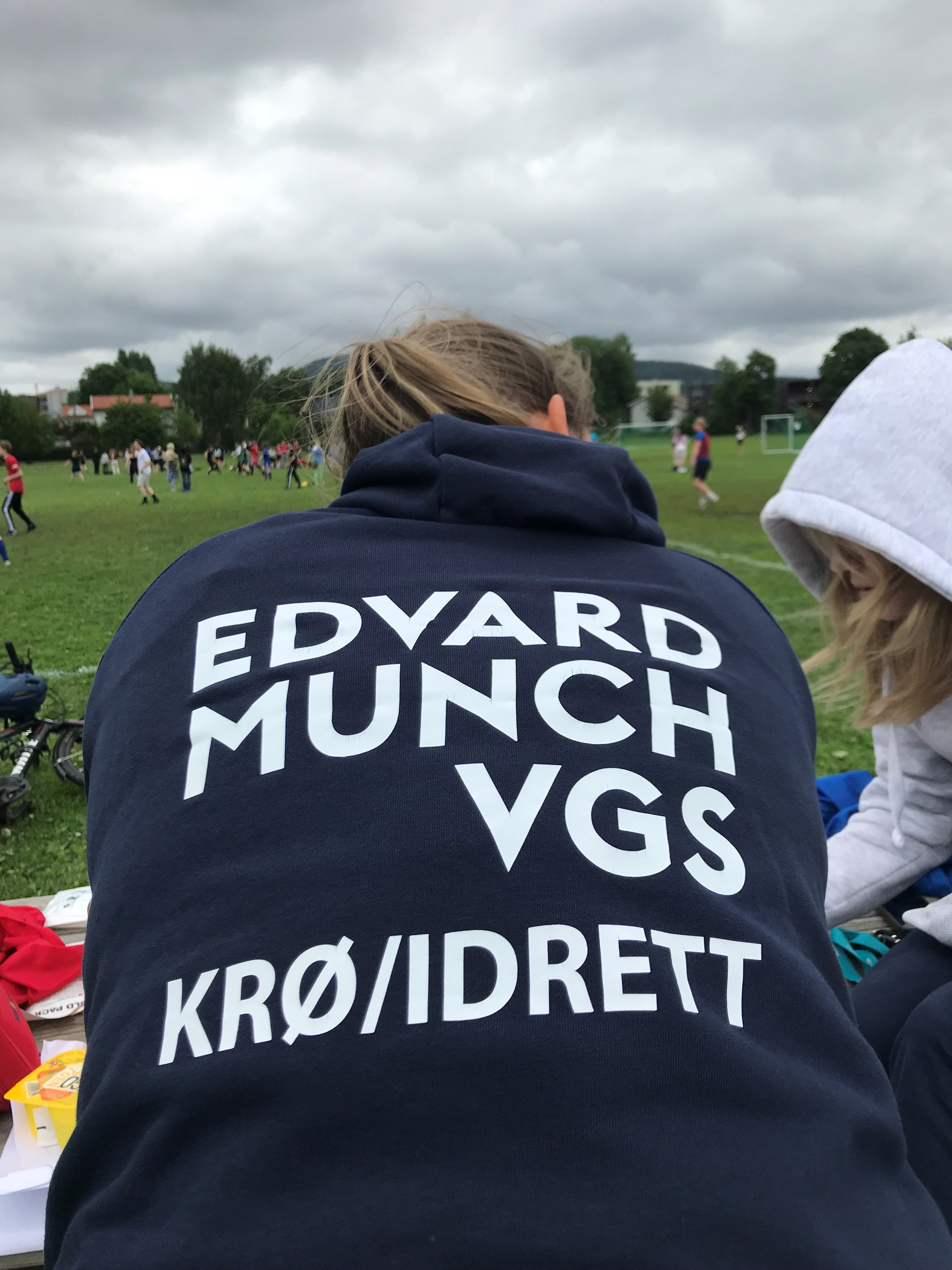 en person som har på seg en genser med et budskap på