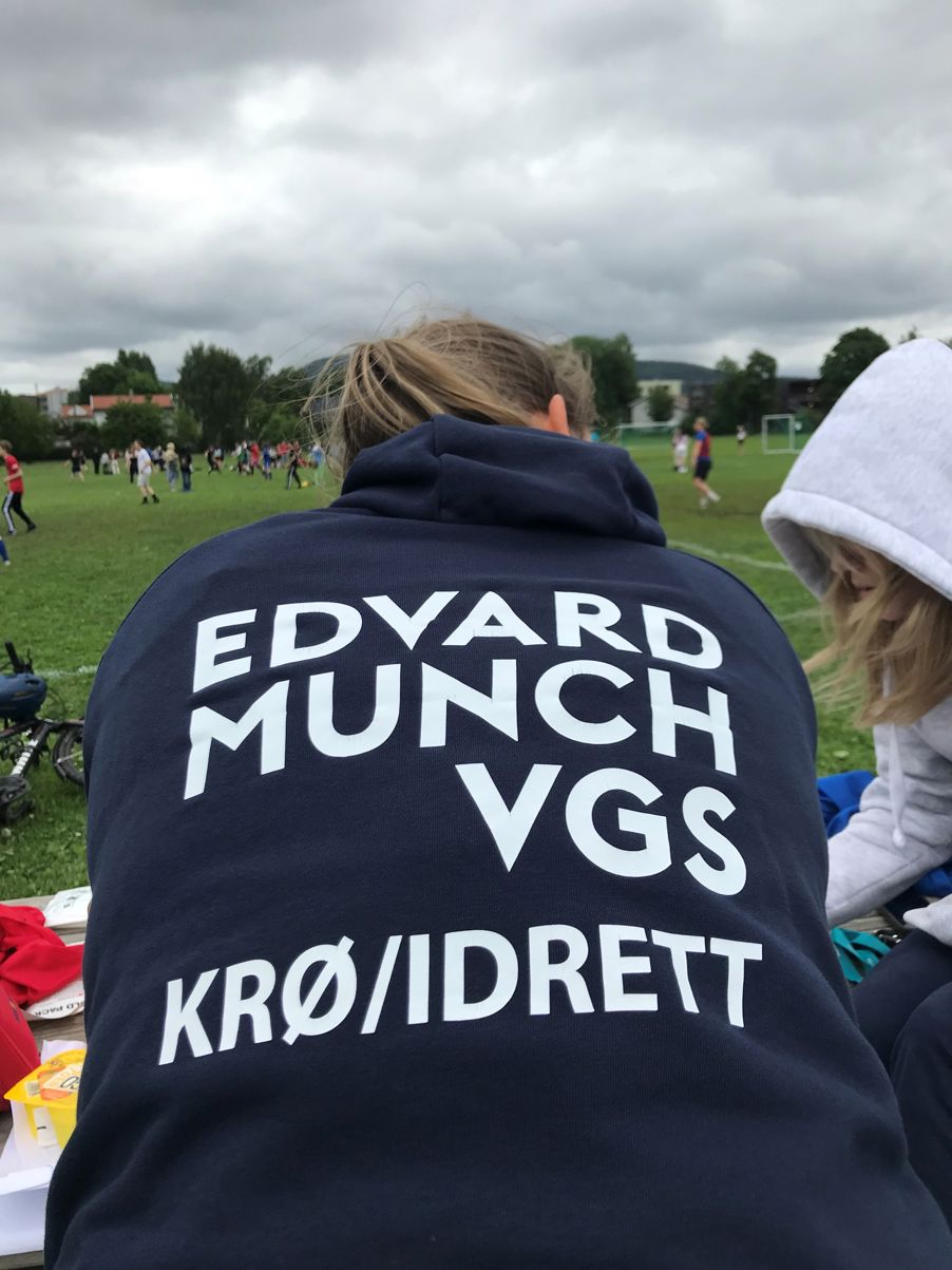 en person som har på seg en genser med et budskap på