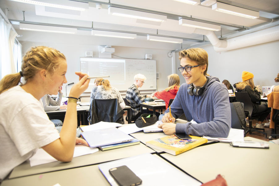 en gruppe mennesker som sitter ved et bord