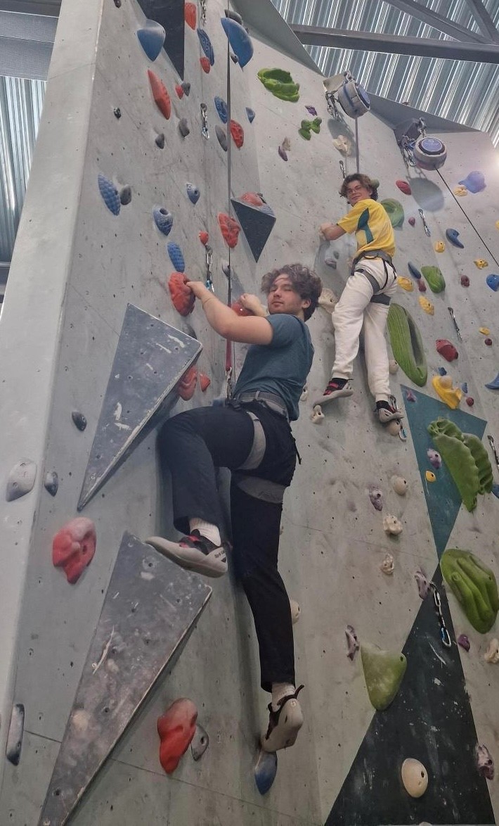 En gruppe mennesker som klatrer på en fjellvegg