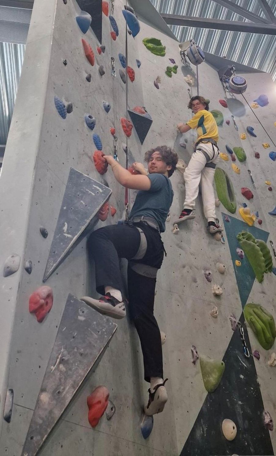 En gruppe mennesker som klatrer på en fjellvegg