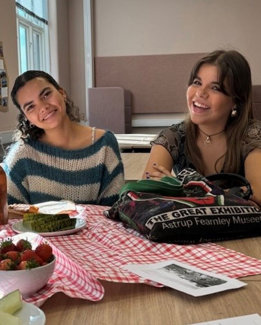 et par personr som sitter ved et bord med mat