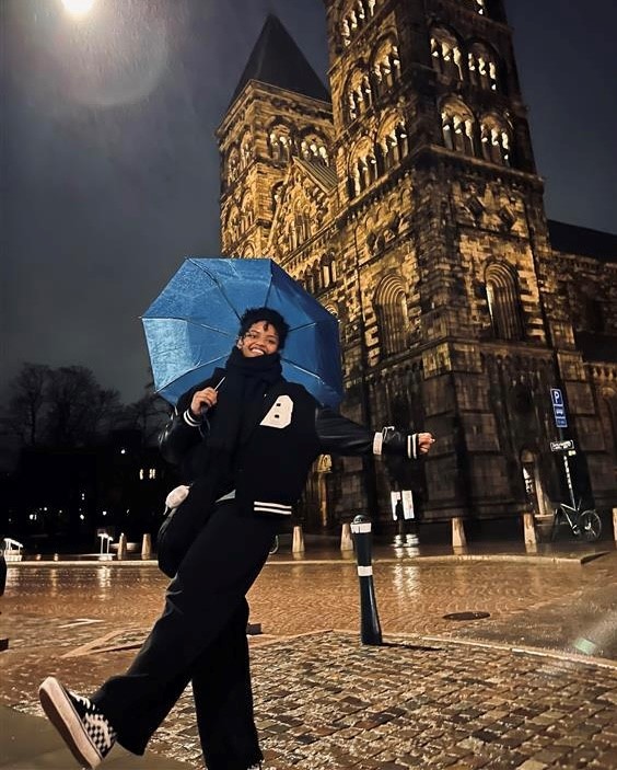 en person som holder en paraply