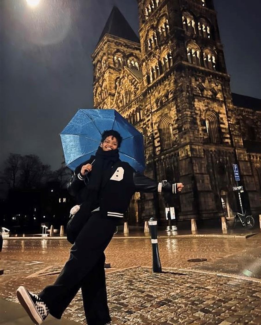 en person som holder en paraply