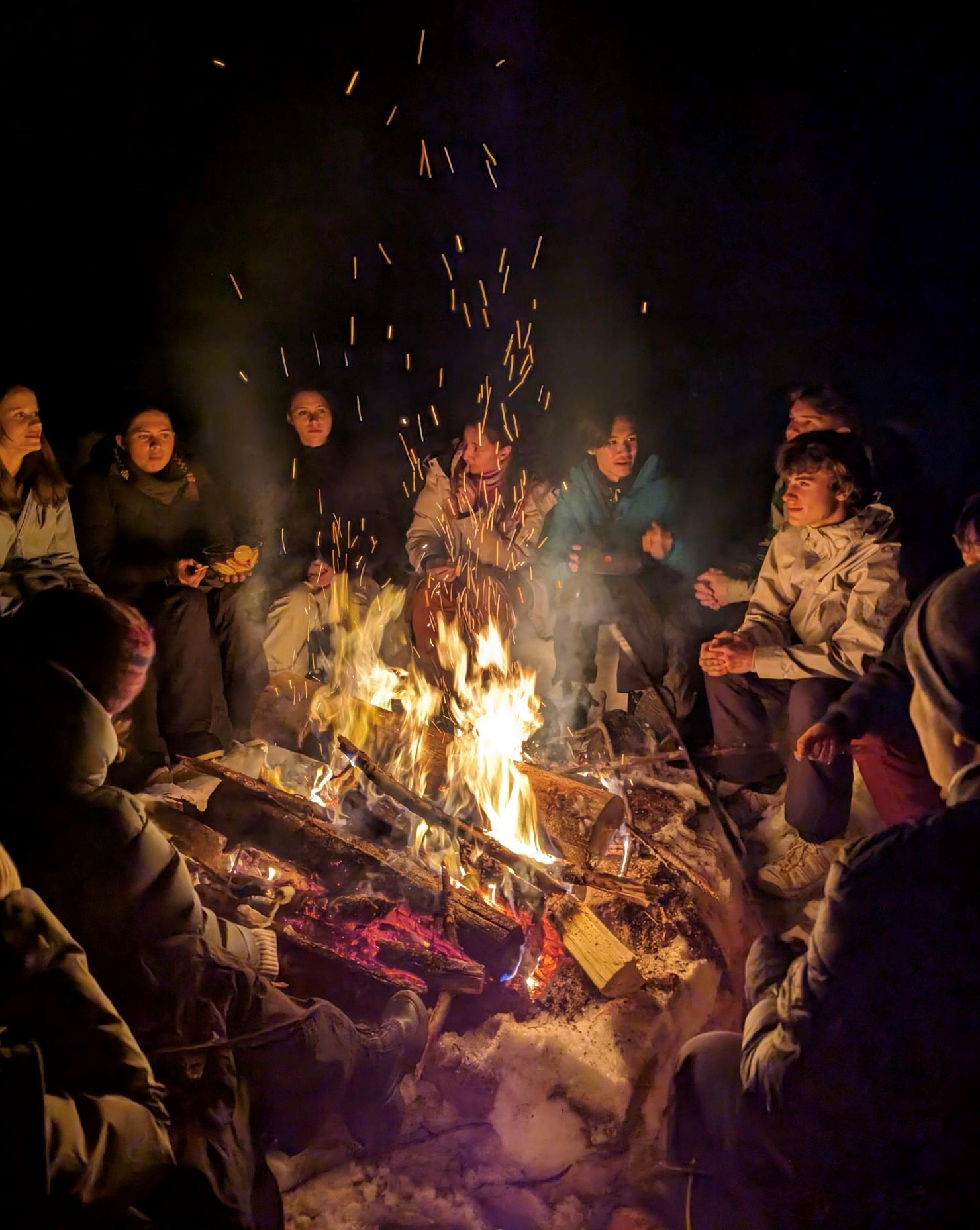 En gruppe mennesker rundt et bål