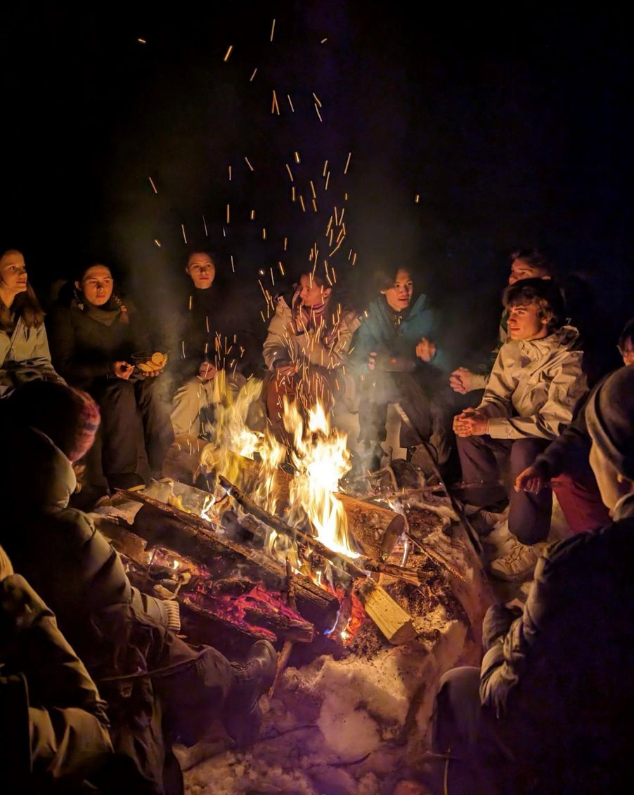 En gruppe mennesker rundt et bål