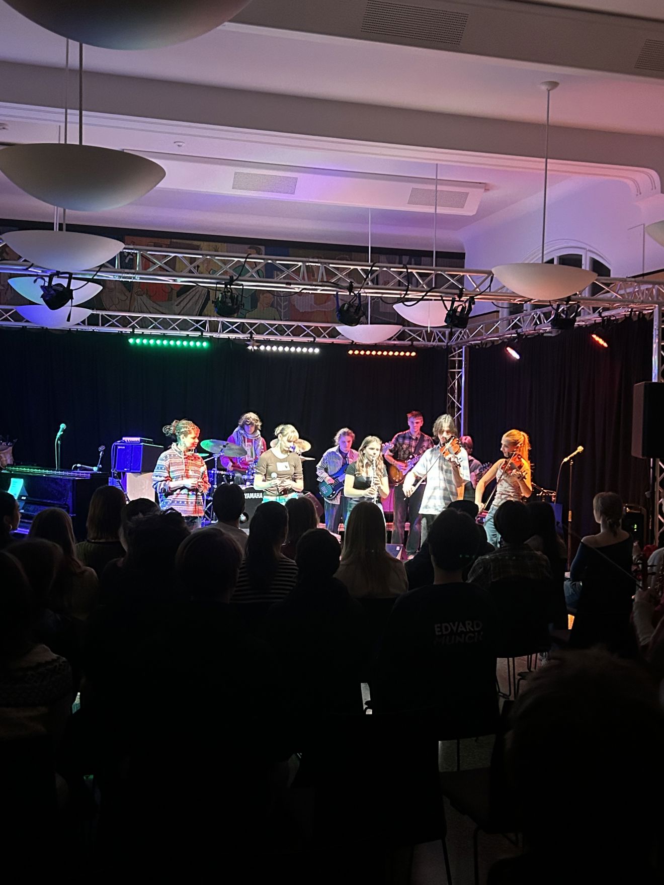 en gruppe mennesker på en scene